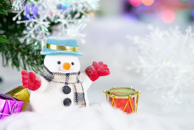 reduce: snowman with red gloves and a drum