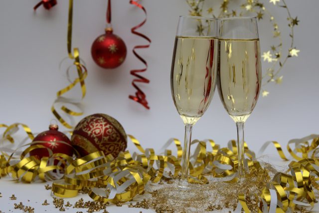 New Year's Eve celebrate: two champagne glasses with confetti surrounding it